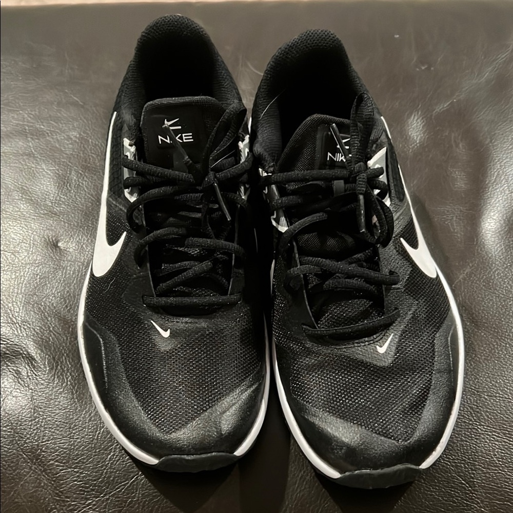 Nike Men's Black Running Shoes with White Swoosh Men's Size 9.5 Wide